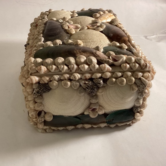 Vintage shell covered box - Picture 3 of 9